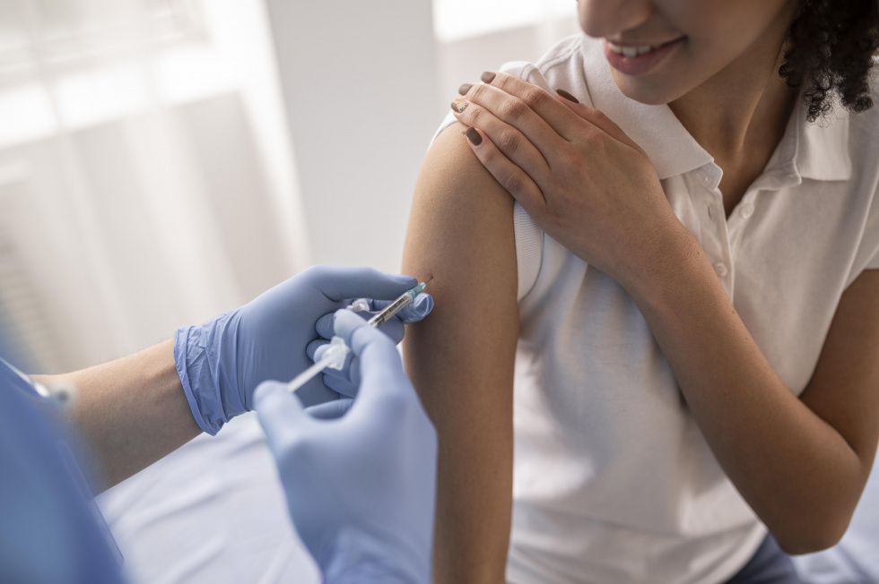 В Госдуму внесли проект о включении вакцинации от COVID-19 в календарь прививок.